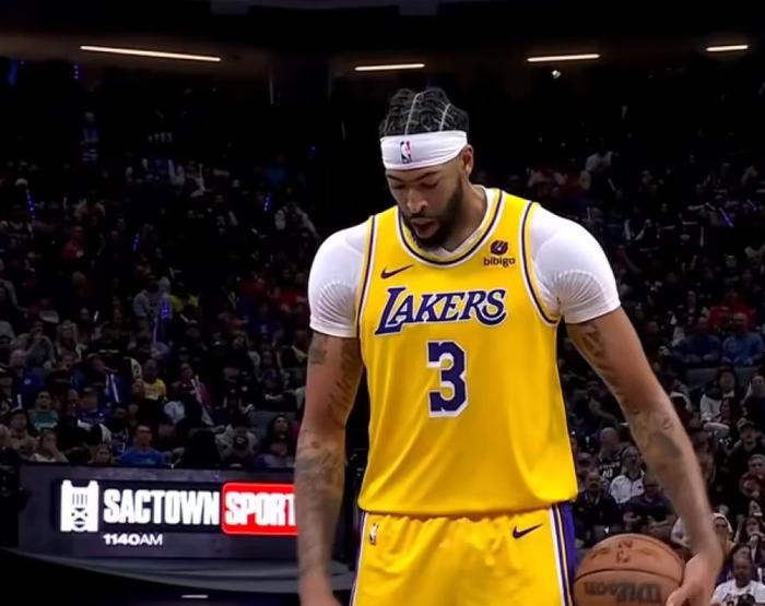 开云中国-出色发挥引发热议！，浓眉哥在中国队比赛中败北再创辉煌时刻-开云中国